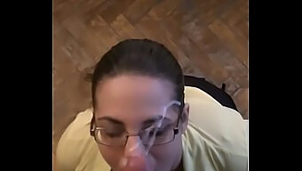 Nerdy Teen Dostává Orální Potěšení A Výstřik Na Obličej Od 4eyed