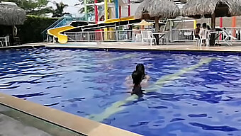 Una Chica Adolescente (18+) Recibe Una Sesión De Masturbación Y Lamida De Culo En La Piscina