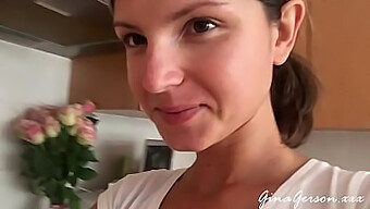 Gina Gerson Prepara Il Borsch Russo A Casa Per Un Po' Di Azione Di Cucina Calda