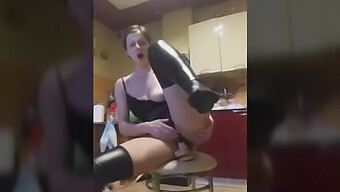 Ragazza Polacca Si Diverte A Cavalcare Un Dildo In Questo Video Amatoriale..