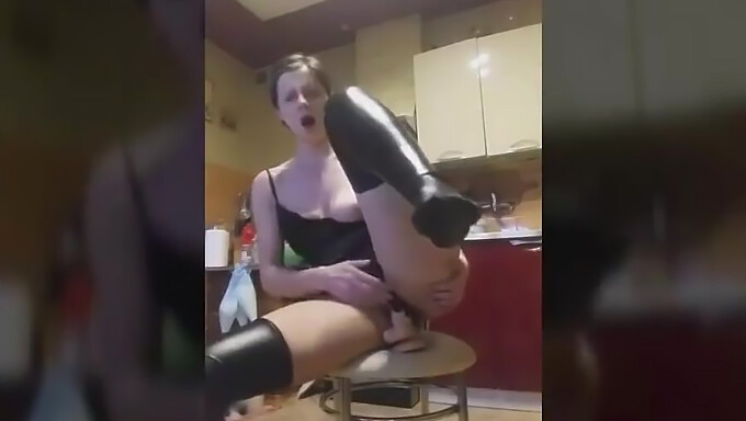 Chica Polaca Disfruta Cabalgando Un Dildo En Este Vídeo Amateur