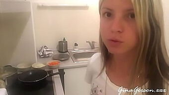 La Giovane Ragazza Russa Gina Gerson Cucina Un Bordello Caldo