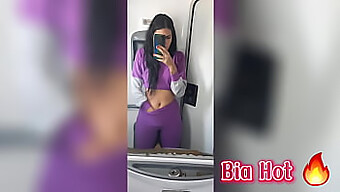 性感的棕发女郎bia Hot在公车上沉迷于独奏会话