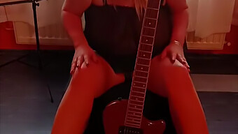 Os Maiores Peitos Em Lingerie E Mimos Tocam Guitarra