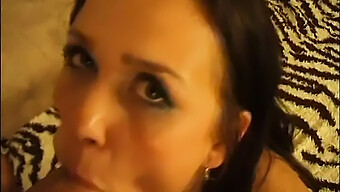 En Hjemmelavet Video Af En Tjekkisk Brunette, Der Giver Blowjob Og Handjob