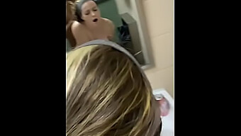 Une Jolie Fille Devient Brutale Et Sauvage Dans Une Salle De Bain Publique