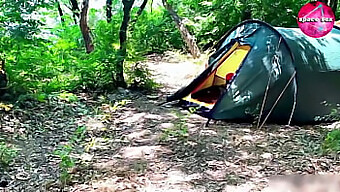 Une Fille Se Masturbe Seule En Campant, Cachée De La Vue.