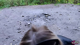 Pov-Video Av En Offentlig Avsugning Med En Sperma Svälja I Naturen