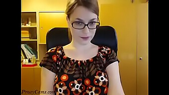 Camgirl Nerd Se Quita Las Gafas Y Las Tiras Desnuda En La Webcam