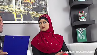 A Beleza Árabe De Hijab Recebe Uma Sessão Satisfatória De Boquete E Foda