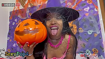 Pelacur Latina Mendapatkan Creampie Setelah Bermain Dengan Penisnya Di Halloween