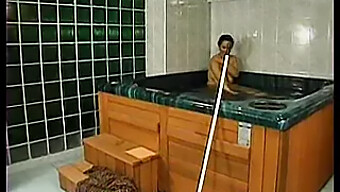 Camille, Uma Madura Peluda, Tem Seu Rosto Fodido Na Piscina