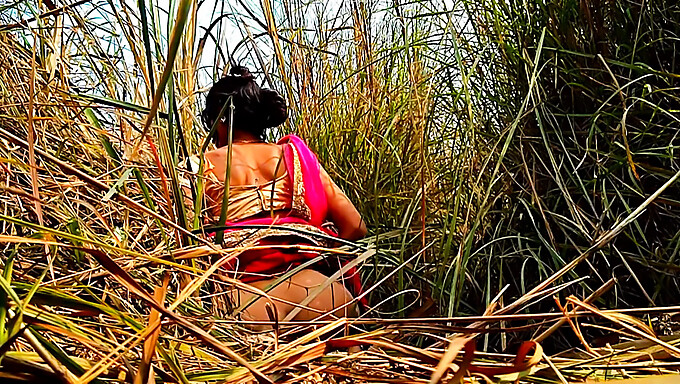 Amateur India De 18 Años Con Tetas Naturales Se Vuelve Loca En La Jungla