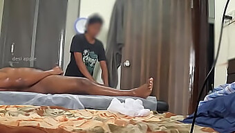 Encontro Inesperado De Uma Garota Spa Pequena Com Um Parceiro Negro Bem Dotado.