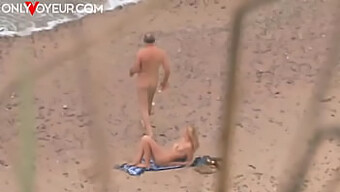 ¡el Hombre Maduro Shirley Harris Atrapa A Una Pareja En Acción En La Playa! ¡mira Cómo Se Divierten Juntos!