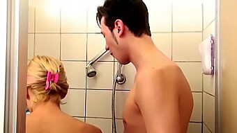 Kada Love Séduit Et Baise Avec Sa Belle-Mère Sous La Douche