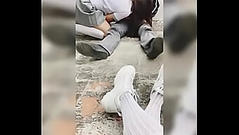 Tiga Pelajar Kolej Terlibat Dalam Threesome Dengan Seorang Gadis Yang Ramah.