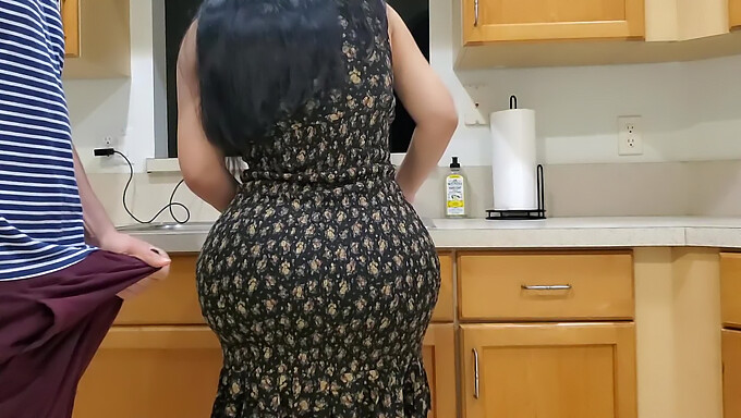 Il Grosso Culo Di Una Milf Amatoriale Viene Scopato Dal Figliastro In Cucina..