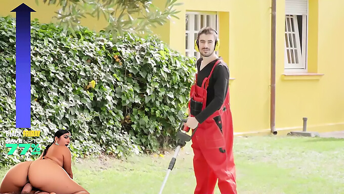 La Bite De Jordi Est Sucée Par Deux Superbes Nanas Aux Gros Seins Dans Cette Vidéo Chaude