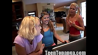 Teen Topanga A Její Kamarádky Zkoumají Svou Sexualitu V Horkých Lesbických Orgiích