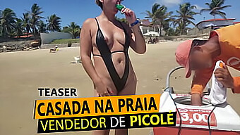 Bico Do Peito Rubio En Tanga En La Playa, Vendiendo Paletas Y Poniéndose Travieso